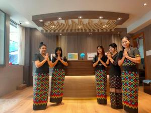 een groep vrouwen die voor een balie staan bij Hotel Grand Galaxy in Yangon