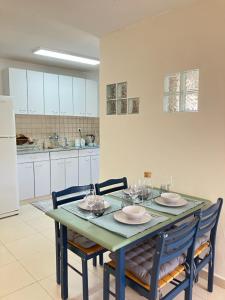 een keuken met een tafel met stoelen en een koelkast bij Serene Oasis @ Arad in Arad