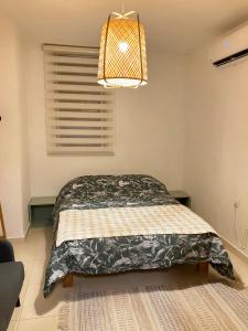een slaapkamer met een bed met een zwart-witte deken bij Serene Oasis @ Arad in Arad