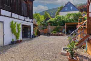 a courtyard of a house with flowers and plants at Haus am Kroatenbach in Lautenthal