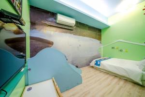 Ein Bett oder Betten in einem Zimmer der Unterkunft 宜蘭1955親子民宿一館