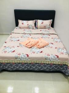 Una cama con ropa en una habitación en HOMESTAY CIK PHIA, en Kuala Terengganu