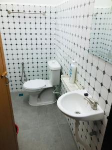 y baño con aseo y lavamanos. en HOMESTAY CIK PHIA, en Kuala Terengganu