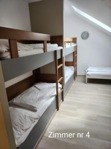 Zimmer mit 3 Etagenbetten in einem Schlafsaal in der Unterkunft Storchencamp Gästehaus Purbach in Purbach am Neusiedlersee