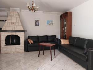 Posedenie v ubytovaní Villa Kadinela, 200m from Kamenjak, huge quiet garden with barbecue, 2 new kitchens