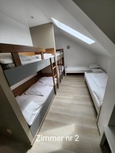 プルバッハ・アム・ノイジードラーゼーにあるStorchencamp Gästehaus Purbachの二段ベッドが備わるドミトリールームのベッド1台分です。