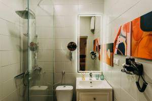 a bathroom with a sink and a toilet and a mirror at Apartament Przemyśl, ul. Rynek 7 in Przemyśl