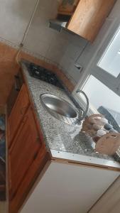 a kitchen counter with a sink in a room at Appartement cosy & spacieux in Ariana