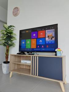 TV a/nebo společenská místnost v ubytování Delofts Apartment near Emporium,Gala city kuching