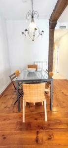 uma mesa de jantar com cadeiras e um lustre em Casa Tejería. Apartamento Casco Histórico Pamplona em Pamplona