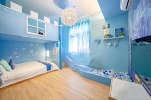 五結郷にある宜蘭1955親子民宿一館の青い部屋(ベッド1台、水族館付)