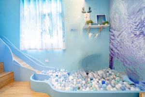 ein Zimmer mit einem großen Aquarium mit Bällen darin in der Unterkunft 宜蘭1955親子民宿一館 in Wujie