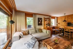 TV a/nebo společenská místnost v ubytování Chalet Belmont