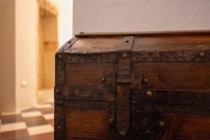 Un viejo cofre de madera con suelo cuadriculado en Le Casine di Maruggio 18, en Maruggio