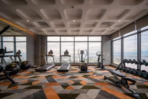 una palestra con attrezzature sportive in una stanza con finestre di Beach Condotel - Apec Phú Yên a Tuy Hoa