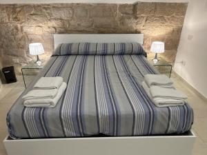トラーニにあるSuite Duomo Porto Traniの大型ベッド1台(ランプ2つ、タオル付) +15枚の写真