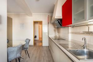 Kuchyň nebo kuchyňský kout v ubytování ALTIDO Bright and modern flat in Alverca