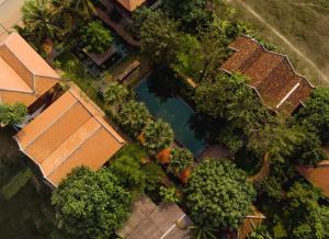 eine Aussicht über ein Haus mit Bäumen und einem Teich in der Unterkunft Dontrei Villa Angkor in Siem Reap