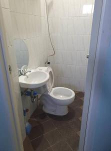 ein Bad mit einem WC und einem Waschbecken in der Unterkunft Cozy 3Bedroom Home for A Big Family and Friends in Cagayan de Oro