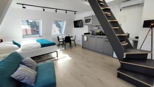 Zimmer mit einem Bett und einem Wohnzimmer mit einer Küche in der Unterkunft ELApart by Homely Stay - Moderne Apartments mit Self-Check-in in Bad Kissingen