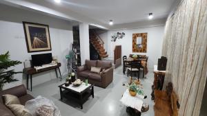 ein Wohnzimmer mit einem Sofa und einem Tisch in der Unterkunft Cozy 3Bedroom Home for A Big Family and Friends in Cagayan de Oro