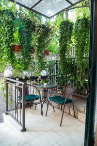 un patio con tavolo, sedie e piante di La Guardia apartment with free private parking a Fiume (Rijeka)
