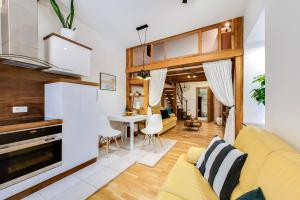 un soggiorno con divano giallo e tavolo di La Guardia apartment with free private parking a Fiume (Rijeka)