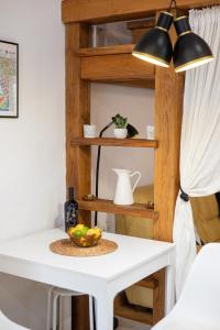 una mesa de comedor con un bol de fruta. en La Guardia apartment with free private parking, en Rijeka