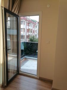 uma porta de vidro deslizante com vista para uma varanda em Spacious and nice apartment em Avcılar