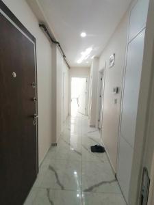 um corredor com uma porta de vidro num edifício em Spacious and nice apartment em Avcılar