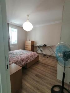 um quarto com uma cama e uma ventoinha. em Spacious and nice apartment em Avcılar