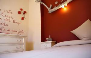 A bed or beds in a room at Hotel Cernia Isola Botanica
