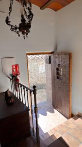 ein Raum mit einer Tür, einer Treppe und einem Kronleuchter in der Unterkunft La Casa de la Acacia in Olba