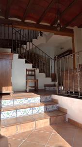 eine Treppe in einem Raum mit einer Treppe in der Unterkunft La Casa de la Acacia in Olba