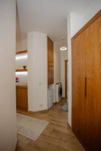 um quarto com um corredor com uma porta e uma cozinha em 446 Luxury Apartament Center em Shkodër