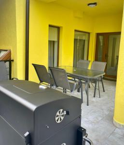 uma mesa e cadeiras num quarto com paredes amarelas em Stunning 3 bedroom Villa in Moneasa em Moneasa