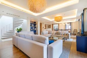 Χώρος καθιστικού στο 4BR Penthouse Royal Marina: Private Rooftop Pool with 360° View