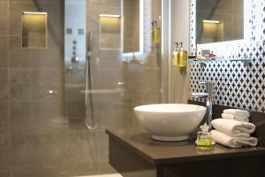 A bathroom at Killarney Oaks Hotel