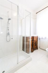 bagno con doccia in vetro e lavandino di Villa la Ginestra - Charming Country Rooms a Subbiano