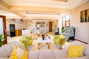 uma sala de estar com um sofá e cadeiras em Mount Royal Villa em Iringa