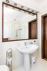 bagno con lavandino e specchio di Villa la Ginestra - Charming Country Rooms a Subbiano