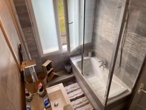 a bathroom with a shower and a sink and a tub at SplendideT4#6lits#3 chambres# Geneve/Paris/Gare in Bellegarde-sur-Valserine +16 photos