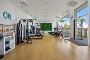 un gimnasio con muchas cintas de correr y bicicletas estáticas en Stunning Apt in Mijas by Costarentals - Ref 230, en La Cala de Mijas