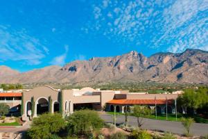 uma vista para uma escola com montanhas ao fundo em The Westin La Paloma Resort & Spa em Tucson
