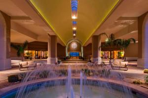 vestíbulo con piscina y fuente en The Westin La Paloma Resort & Spa en Tucson