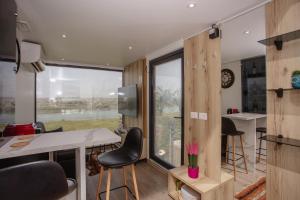 Η κουζίνα ή μικρή κουζίνα στο 446 Tiny House Shirokë