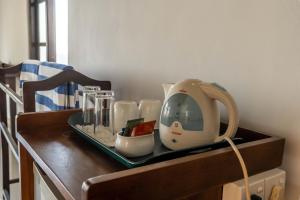 einen Tisch mit einem Mixer und Tassen darauf in der Unterkunft Ananthaya Beach in Tangalle