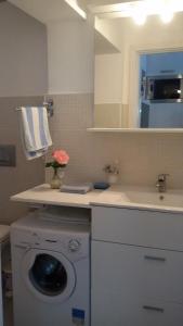 Un baño con lavadora y lavabo. en APARTMENT L.A., en Tivat 26 fotos más