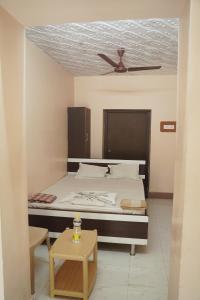 1 dormitorio con cama y techo en SOWMYA LODGE, en Tiruchchirāppalli