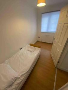 Łóżko lub łóżka w pokoju w obiekcie 3 bedrooms flat Crystal Palace